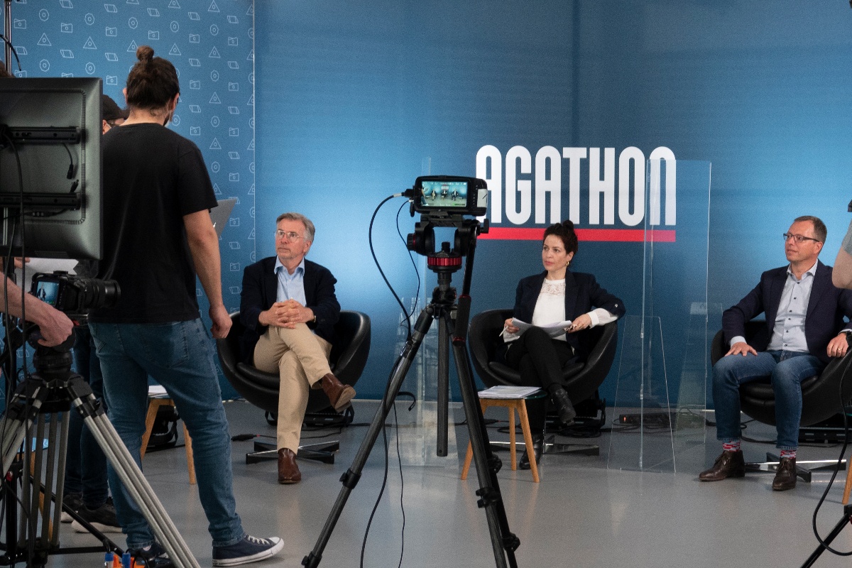 3. Michael Merkle (CEO), Raquel Forster (Moderatorin) und Dr. Stephan Scholze (CTO)_vlnr_08.06.2021_Agathon-1-1